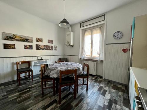 eine Küche mit einem Tisch und Stühlen sowie einem Fenster in der Unterkunft Il Ritrovo, luminoso trilocale in città in Bergamo
