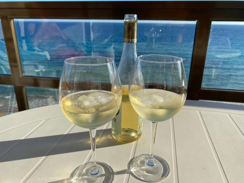 - deux verres de vin blanc à côté d'une bouteille de vin dans l'établissement Calpe Mar y Playa, à Ifach