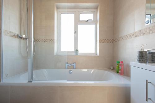 Kúpeľňa v ubytovaní Trendy 2 Bed - A hidden Luxury in Hayes nr Heathrow