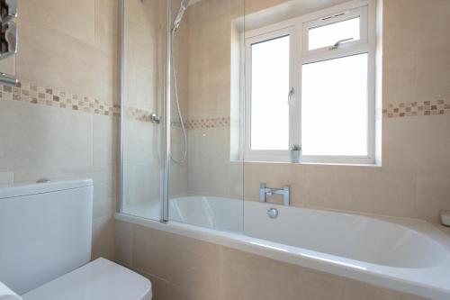 Ванна кімната в Trendy 2 Bed - A hidden Luxury in Hayes nr Heathrow