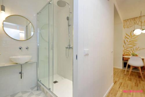 een badkamer met een glazen douche en een wastafel bij RENOVATED AND DESIGN FLAT CLOSE TO THE CENTER in Rome