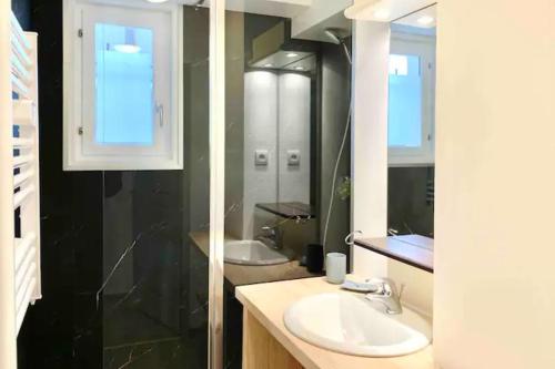 a bathroom with two sinks and a mirror at CHARMANT T3 AVEC VUE SUR LA MONTAGNE in Font-Romeu-Odeillo-Via