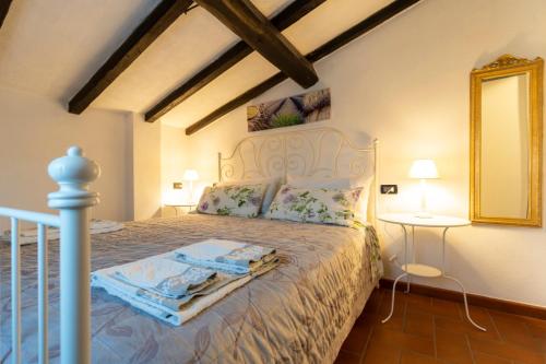 San ClementeにあるIl Podere Calvanellaのベッドルーム1室(ベッド1台、壁掛け鏡付)