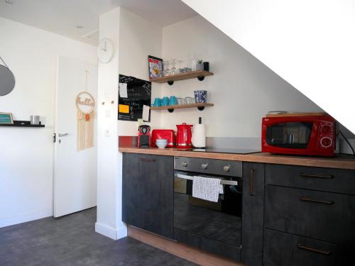 A kitchen or kitchenette at CLINT HOUSE - Appartement "Fou de Bassan"