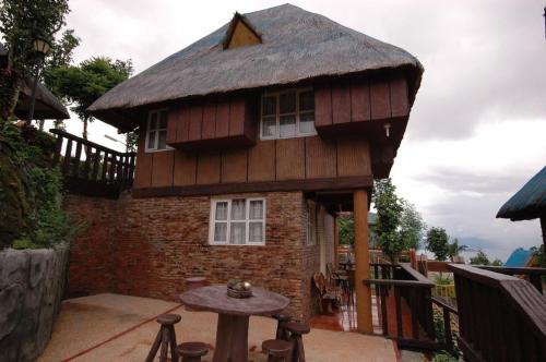 a small house with a thatched roof at La Virginia Leisure Park and Amusement in Mataasnakahoy