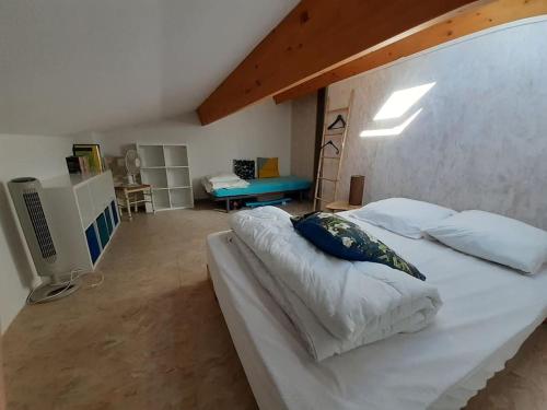 une chambre avec un grand lit blanc dans une pièce dans l'établissement Le Clos de Socorro Appartement 154, à Portiragnes