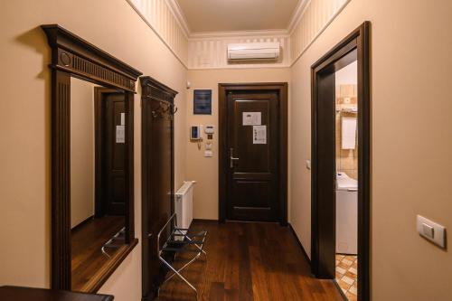un corridoio con due porte e uno specchio di Hotel Iosefin Residence a Timişoara