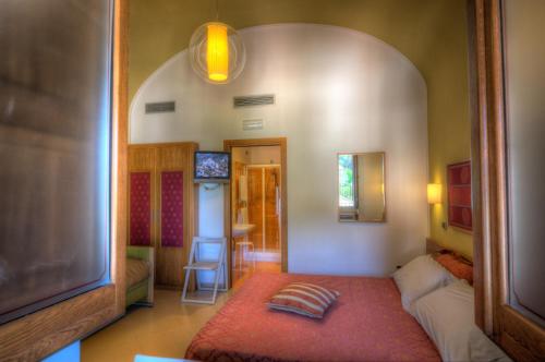Habitación con 1 dormitorio con 1 cama y 1 mesa. en Hotel Zeus en Pompei