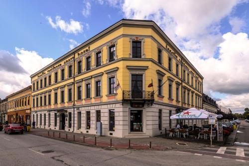 a yellow and white building on the corner of a street at Aparthotel Iosefin Residence in Timişoara