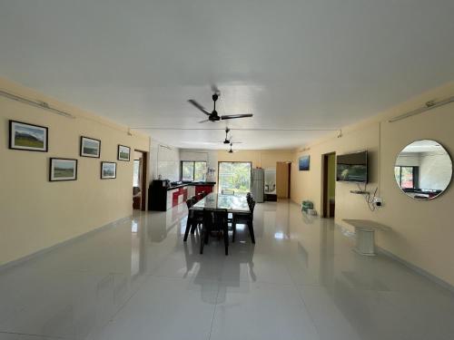 Fotografie z fotogalerie ubytování Disha Villa-Casa Oceano, sea facing villa with a pool, at Palghar v destinaci Nāndgaon