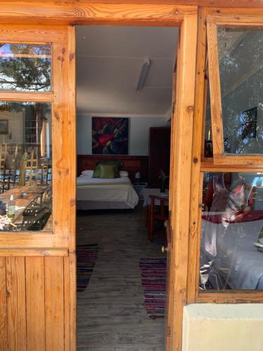 Postel nebo postele na pokoji v ubytování ArtKaroo Stay