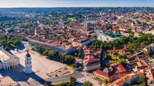 une vue aérienne sur la ville de Brasov dans l'établissement Grand Hotel Vilnius, Curio Collection by Hilton, à Vilnius