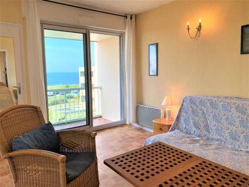 Cette chambre comprend un lit et offre une vue sur l'océan. dans l'établissement Quiberon - Appartement 2 pièces avec balcon, parking et animaux acceptés - FR-1-478-74, à Quiberon