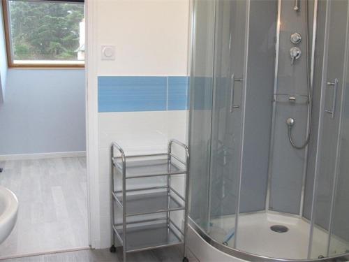 La salle de bains est pourvue d'une douche avec une étagère. dans l'établissement Maison Trébeurden, 4 pièces, 6 personnes - FR-1-368-93, à Trébeurden