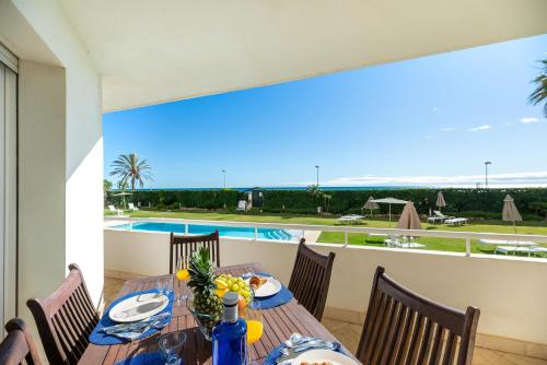 Vista de la piscina de Deluxe beachfront apartment en Puerto Banus o alrededores