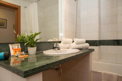 La salle de bains est pourvue d'un lavabo et d'une baignoire. dans l'établissement Hotel Alea, à El Arenal