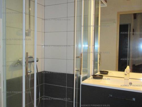un bagno con doccia, lavandino e specchio di Chalet 6 pers, 2 chambres, parking, Les Angles - FR-1-295-159 a Les Angles