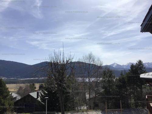 une vue sur les montagnes depuis une maison dans l'établissement Chalet 6 pers, 2 chambres, parking, Les Angles - FR-1-295-159, aux Angles