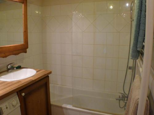 une salle de bain avec un lavabo, une baignoire et une douche dans l'établissement Appartement calme et nature sur les hauteurs de Samoëns - Résidence Les Fermes du Villard - FR-1-629-110, à Samoëns