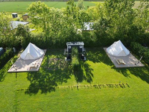 een bovengronds uitzicht op twee tenten op een grasveld bij Groot Middenhof in Kamperland