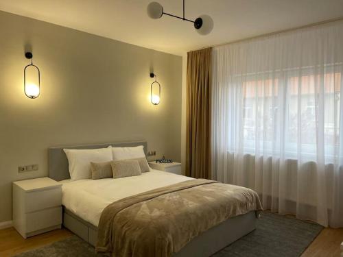 Cloud House في سيبيو: غرفة نوم بسرير كبير ونافذة