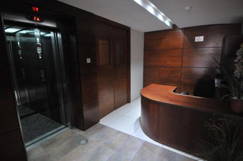 Phòng tắm tại Ithaki Phinikoudes Apartment No. 204