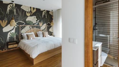 Un dormitorio con una cama con papel pintado floral. en The Salty Surf & Yoga, en Peniche