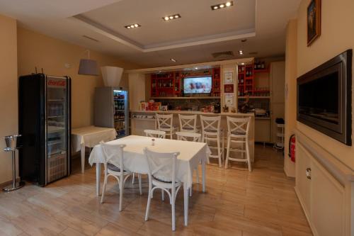 een eetkamer met een tafel en stoelen en een bar bij Къща за гости Пилигрим in Skrino