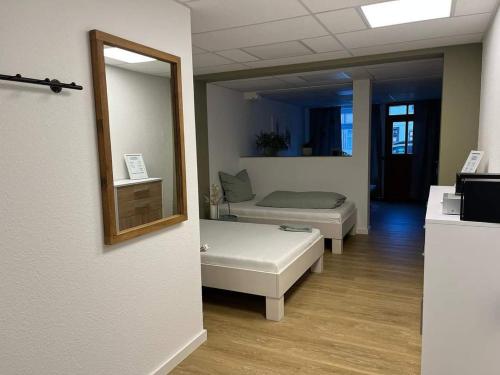 Cette chambre comprend un miroir et un lit. dans l'établissement Exklusive Ferienwohnung in Osterburg, à Osterburg Siedlung