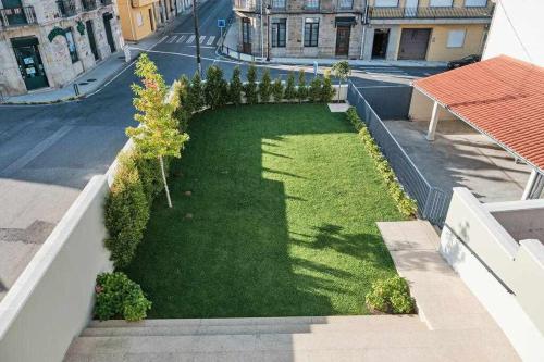 an aerial view of a yard with grass and trees at CASA ROLAO Elegante Casa Familiar 10 personas in Sierra de Outes