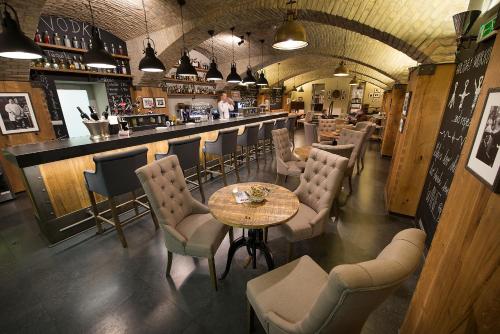 Sohvabaar või baar majutusasutuses LOFT Hotel Bratislava