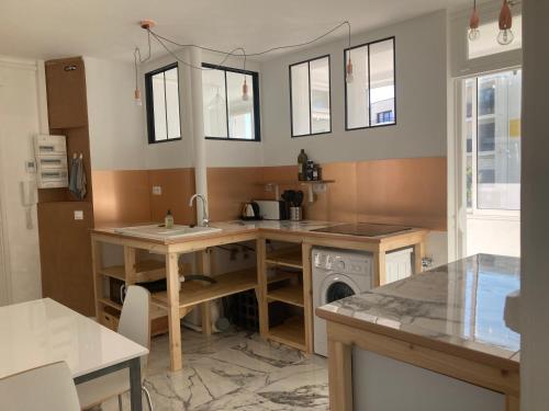 une cuisine avec un évier et un plan de travail dans l'établissement Maison chapi, à Saint-Nazaire