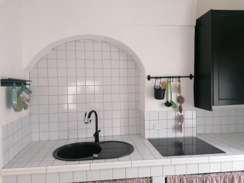 - un comptoir de cuisine avec un évier au milieu dans l'établissement Albero di giada, à Massafra