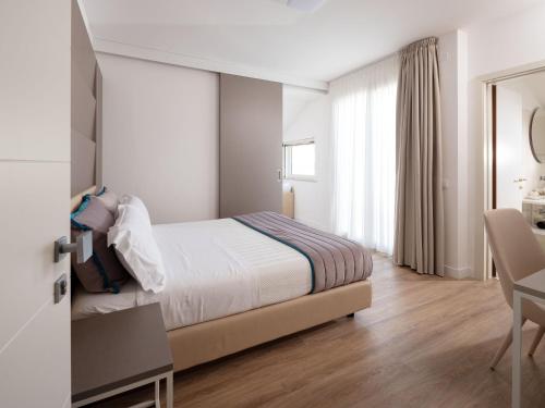 Een bed of bedden in een kamer bij Hotel Trevi - Cattolica Family Resort