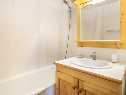 ein Badezimmer mit Waschbecken und Badewanne in der Unterkunft Les Huskies- 48- Refait a Neuf- 6 pers in Saint-Sorlin-dʼArves