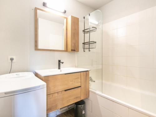 ein Badezimmer mit einem Waschbecken, einem Spiegel und einer Badewanne in der Unterkunft Les Ecureuils- 10- Appart renove- 6 pers in Saint-Sorlin-dʼArves
