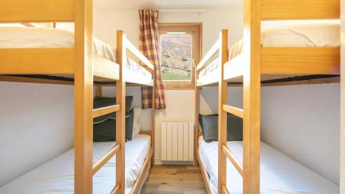 - une chambre avec 3 lits superposés dans une auberge de jeunesse dans l'établissement Les Tetras- 60- Appart Renove - 8 pers, à Saint-Sorlin-dʼArves