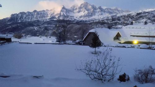 パンティコサにあるApartamento Vista Teleraの雪山家屋敷