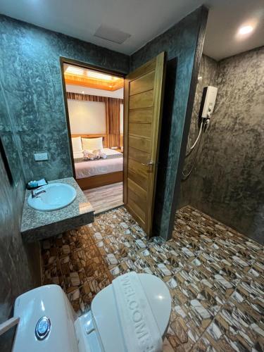 y baño con aseo y lavamanos. en Krabi Klong Muang Bay Resort, en Klong Muang Beach