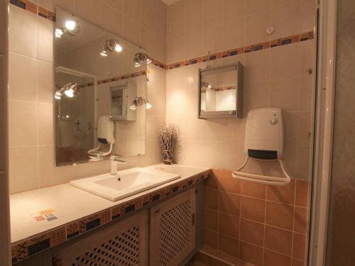 une salle de bain avec un lavabo et un grand miroir dans l'établissement Appartement 2P Mezzanine 4 Pers à Briançon avec Balcon et Parking - FR-1-330C-121, à Briançon
