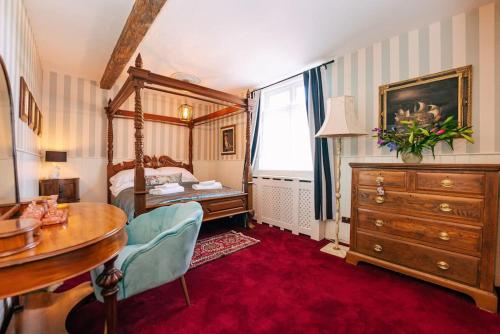 En eller flere senge i et værelse på The Wellie Stern a unique home recapturing history