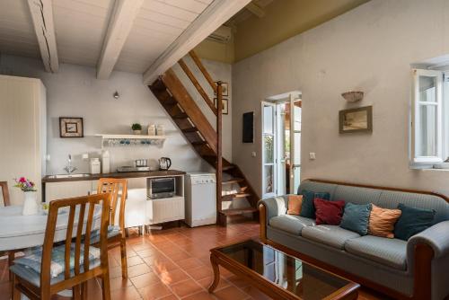 een woonkamer met een bank en een keuken bij Rustic Escape by Konnect, Agios Markos in Ágios Márkos