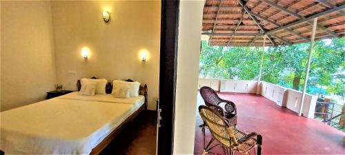 una camera con letto e balcone di Bella Beach Villa a Mararikulam