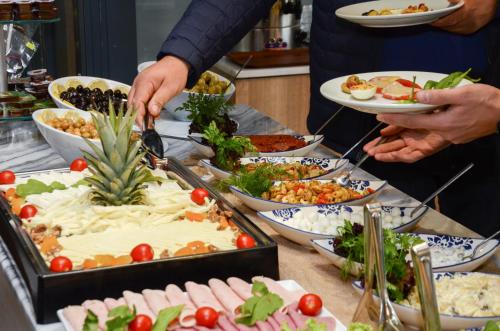 a group of people preparing a buffet of food at MİLLS HOTEL in Tekirdag