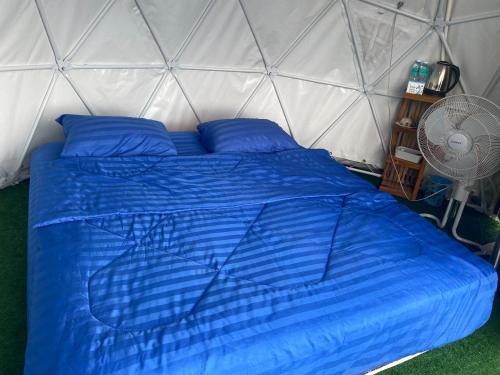 Tempat tidur dalam kamar di กังหันลมแคมป์ปิ้ง
