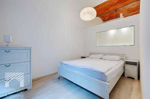 Tempat tidur dalam kamar di Loft White by LookAp