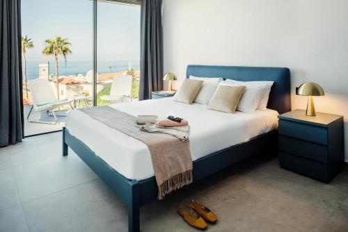 Villa Macaronesia - Seaviews, Large Terrace, Private Heated Pool & BBQ