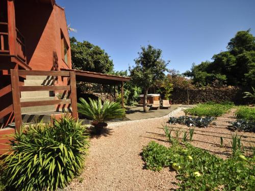 Jardín al aire libre en Casa Rural La Higuera con Jacuzzi