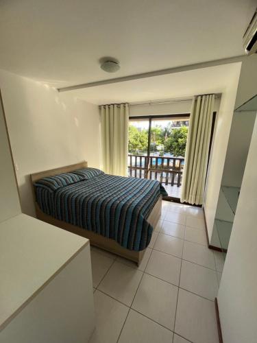 1 dormitorio con 1 cama y balcón en Nannai Residence Muro Alto Porto en Porto de Galinhas