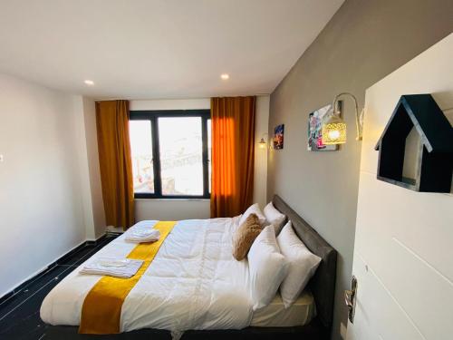 a bedroom with a bed with white sheets and a window at happy dreams ekonomik otel in Istanbul